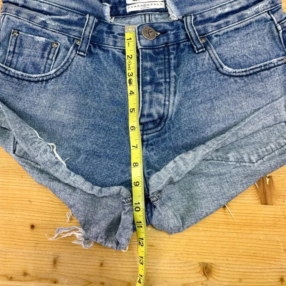 One x OneTeaspoon Bandits Denim Shorts Size 27‎ Distressed High Rise Cutoff